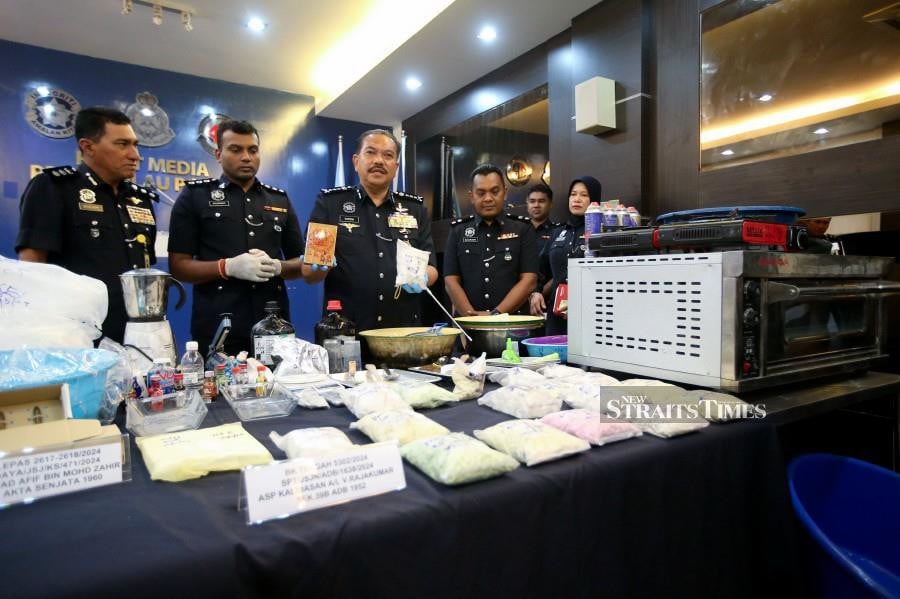 Datuk Hamzah Ahmad (2nd-right) speaking to reporters during a press conference at the state police headquarters. -NSTP/MIKAIL ONG