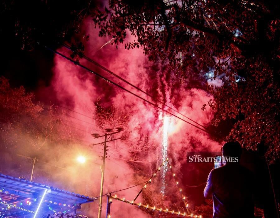 Kelantan state health department has recorded 17 cases of those injured due to firecrackers and fireworks. -BERNAMA PIC