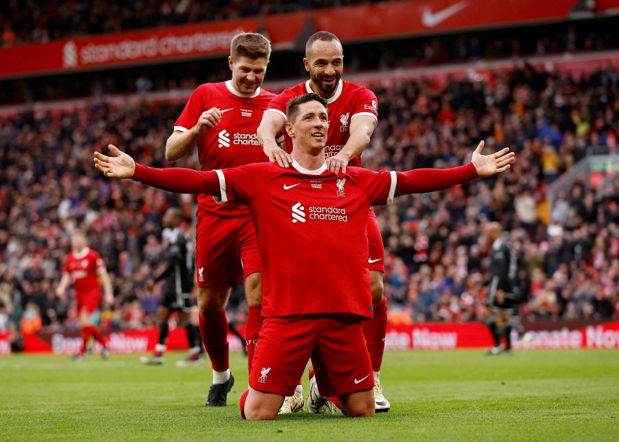 Liverpool Legends' Fernando Torres celebrates scoring their fourth goal with Nabil El Zhar and Steven Gerrard. - REUTERS PIC