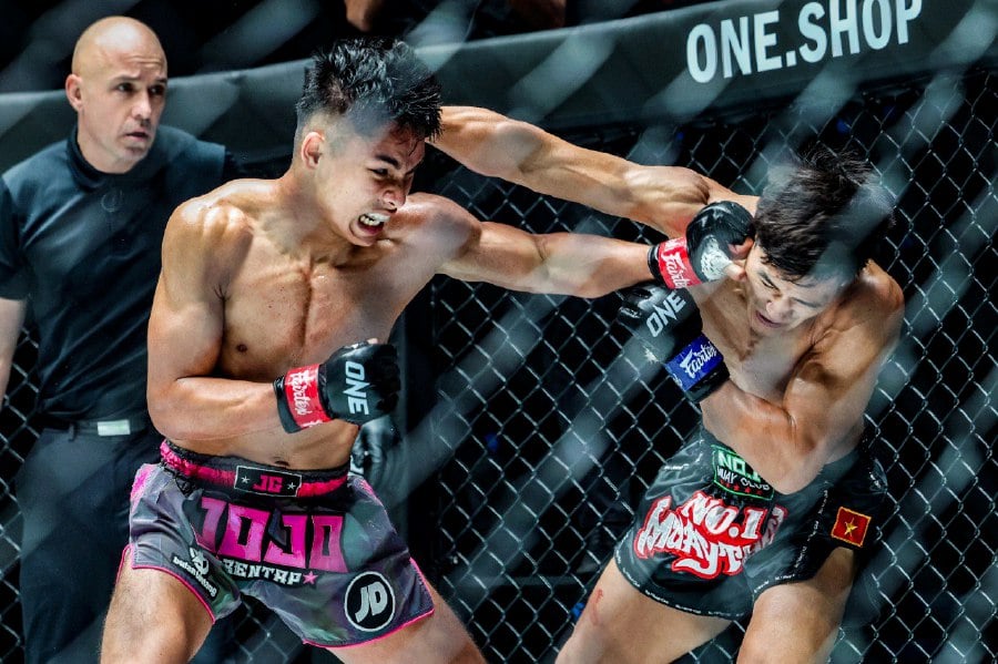  Johan Ghazali Zulfikar (left) in action against Nguyen Tran Duy Nhat at ONE 167 last month. - Pic from ONE Championship.