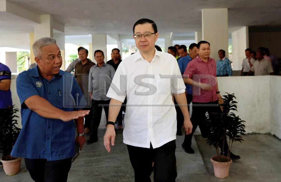 Finance Minister Lim Guan Eng (right) accompanied by Penang Customs Department director Datuk Saidi Ismail (left) before the launch of the Penang Customs Deparment quarters lift upgrading project in Bukit Gelugor. - NSTP/MIKAIL ONG