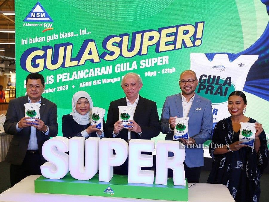 KUALA LUMPUR 06 DECEMBER 2023. People buy Super Sugar at the launch of Gula Super, a sweet addition to the iconic Gula Prai product range at Aeon Big Wangsa Maju. NSTP/SAIFULLIZAN TAMADI