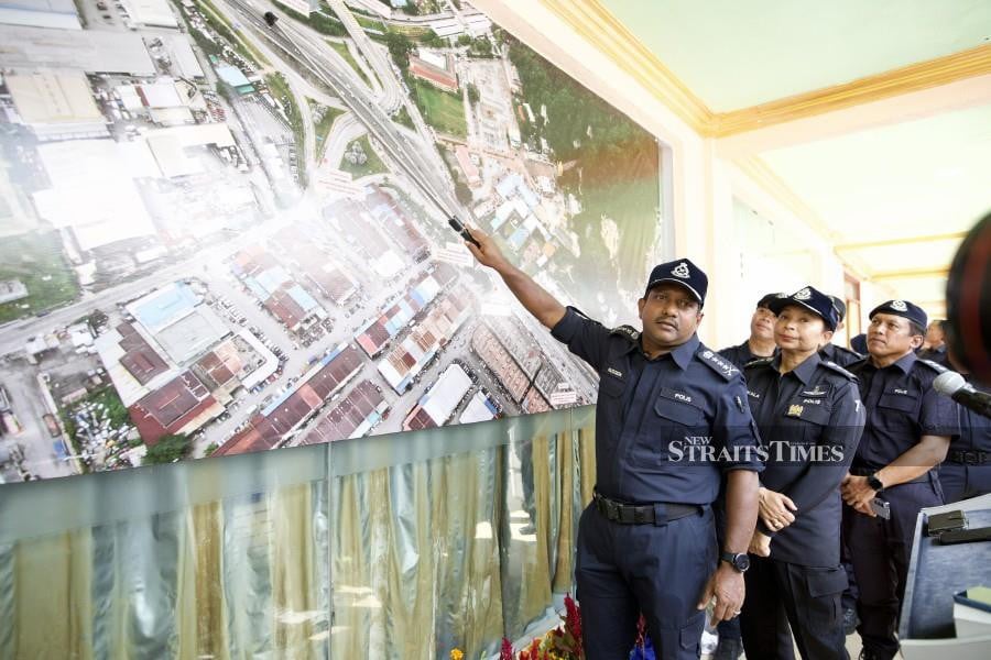 Selangor police chief Datuk Hussein Omar Khan points at a picture of roads, which will be closed for the Thaipusam celebration, during a press conference in Kuala Lumpur. -NSTP/AMIRUDIN SAHIB.