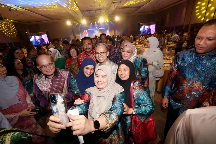 Fahmi Fadzil takes a wefie with members of the media during the Hawana 2024 dinner in Kuching. - BERNAMA PIC