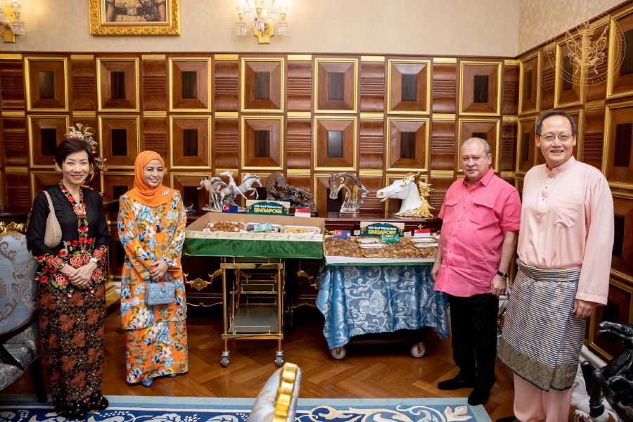 Sultan of Johor, Sultan Ibrahim Sultan Iskandar and Permaisuri of Johor, Raja Zarith Sofiah Sultan Idris Shah receives  Singapore cabinet ministers — Grace Fu, and  Dr Tan See Leng at  Istana Bukit Serene . - Pic credit Facebook officialsultanibrahim