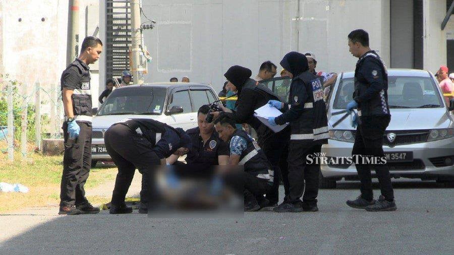  Police officers inspecting the crime scene in Kuala Kedah. -NSTP/AHMAD MUKHSEIN MUKHTAR
