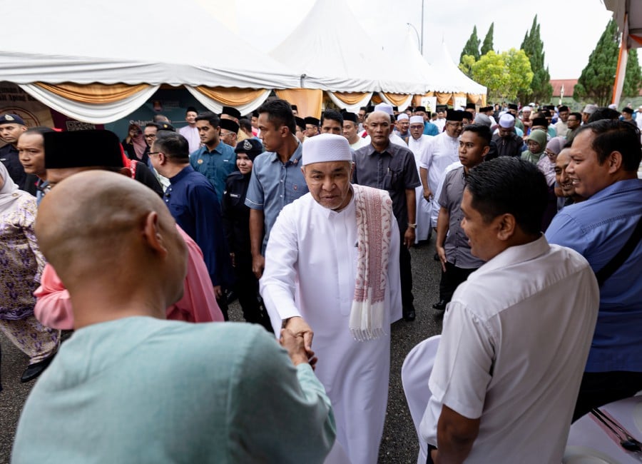 Deputy Prime Minister Datuk Seri Dr Ahmad Zahid Hamidi arrives for the breaking of fast event at the Trolak MARA junior science college in Sungkai. - BERNAMA PIC