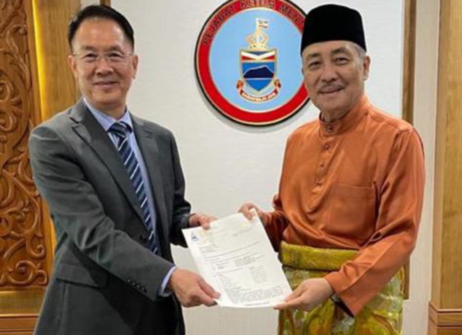 Former banker Siaw Kok Chee (left) appointed as Sabah Chief Minister Datuk Seri Hajiji Noor's financial advisor. - Pic courtesy of Sabah Chief Minister's office.