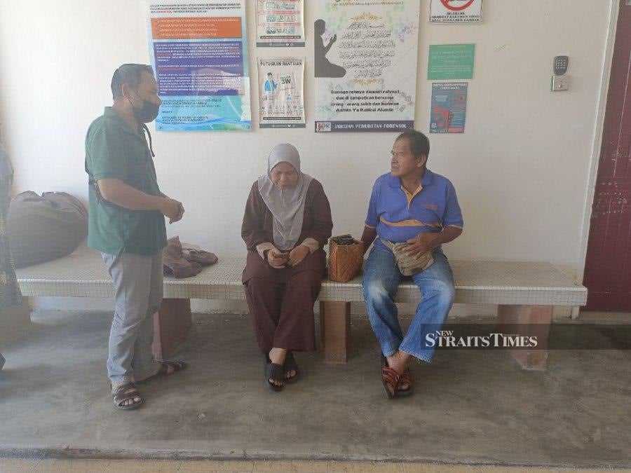 Halimah Kasim with family members at Hospital Sultanah Nur Zahirah (HSNZ). - NSTP/FAIZUL AZLAN RAZAK