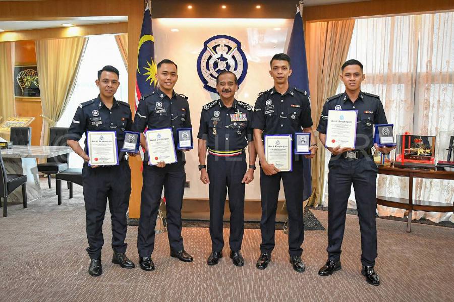Three policemen who helped save two children in a fire in an apartment in Wangsa Maju on March 18 received recognition for their bravery from the Inspector General of Police, Tan Sri Razarudin Husain yesterday.- Pic courtesy PDRM