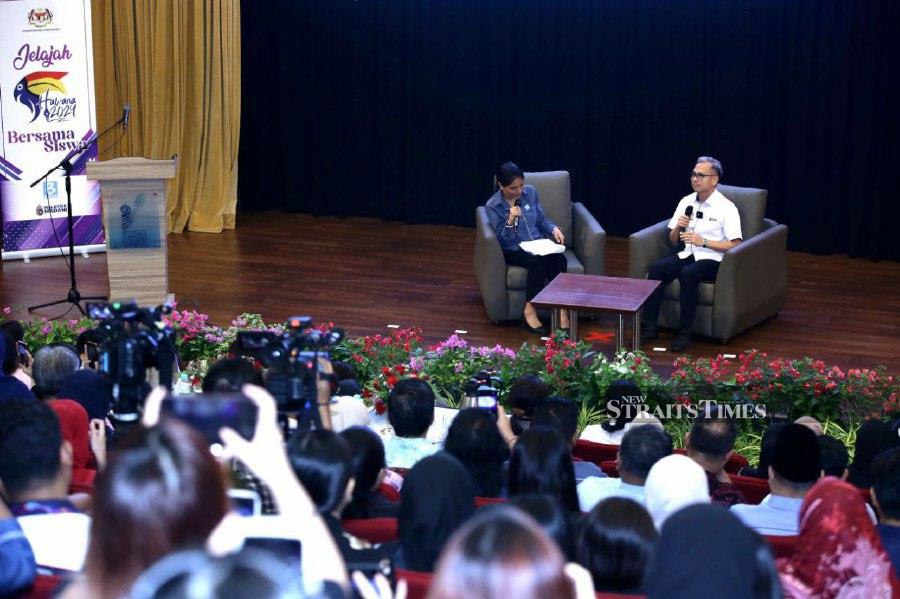 Fahmi Fadzil speaking after launching the National Journalists’ Day (HAWANA) 2024 at Pustaka Negeri Petra Jaya, Kuching. -NSTP/NADIM BOKHARI