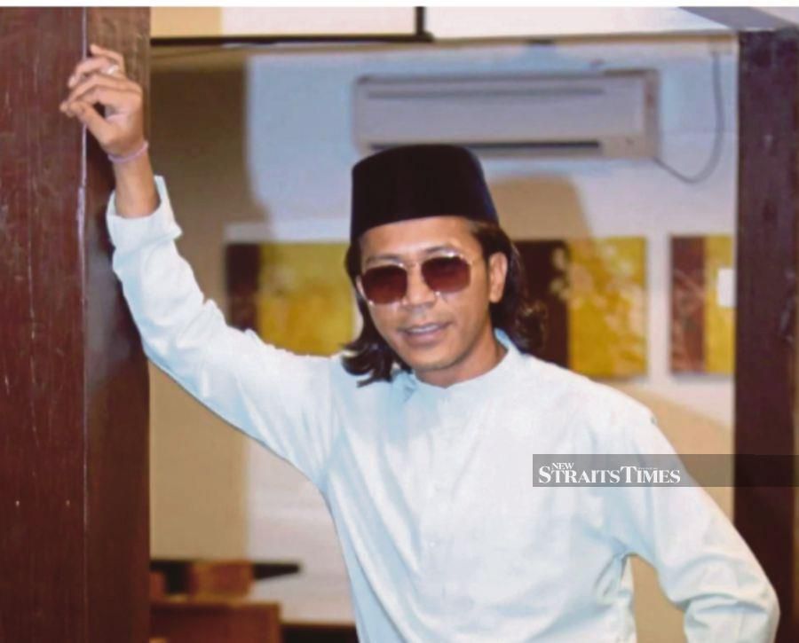 Popular singer and actor Hazama Azmi is thrilled with his newfound second job as an entrepreneur.