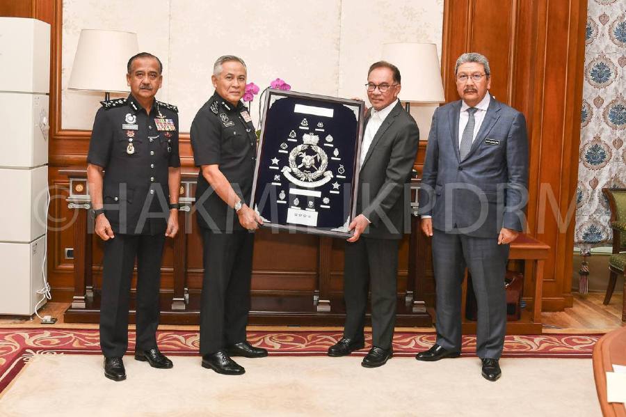 Inspector-General of Police Tan Sri Acryl Sani Abdullah Sani (second from left) presenting a momento to Prime Minister Datuk Seri Anwar Ibrahim. - Pic credit Facebook pdrmsiaofficial 