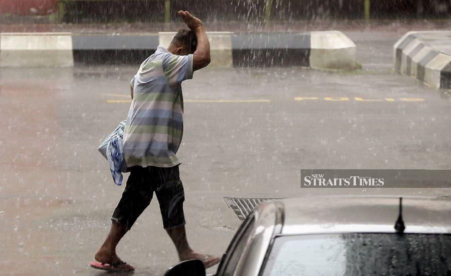 The Malaysian Meteorological Department (MetMalaysia) today issued a weather warning of heavy rain for several districts in Sabah and Sarawak from today until Friday (Feb 5). - NSTP/NADIM BOKHARI.