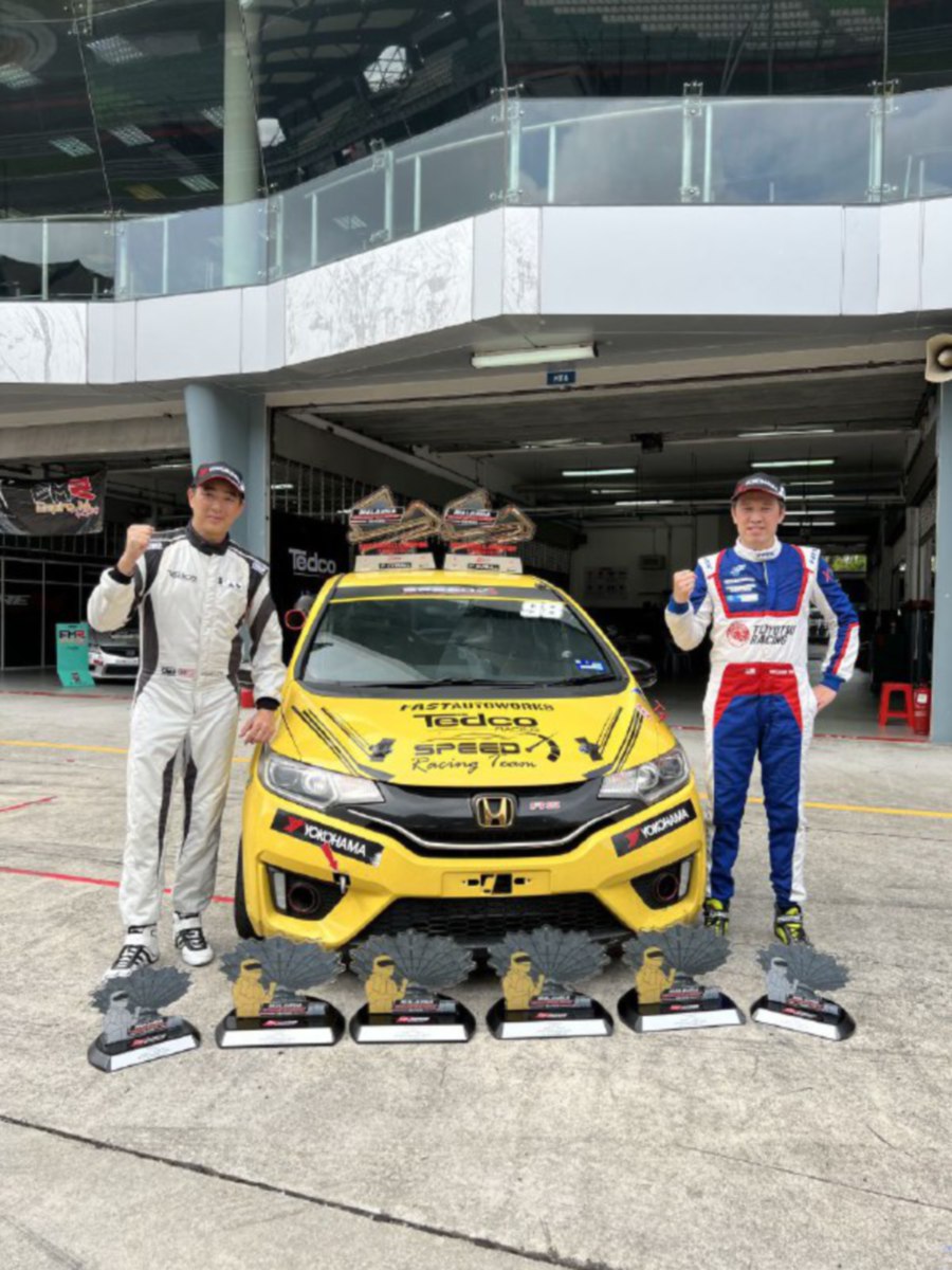 SpeedX Racing Team drivers Eddie Lew (left) and William Ho with their MCS trophies in Sepang today. -Pic courtesy of SpeedX