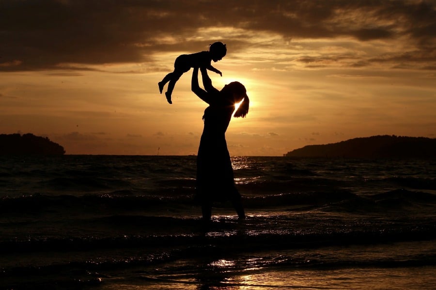 KOTA KINABALU: A mother enjoys a day out with her child as the sun sets at Tanjung Aru beach. -NSTP/MOHD ADAM ARININ