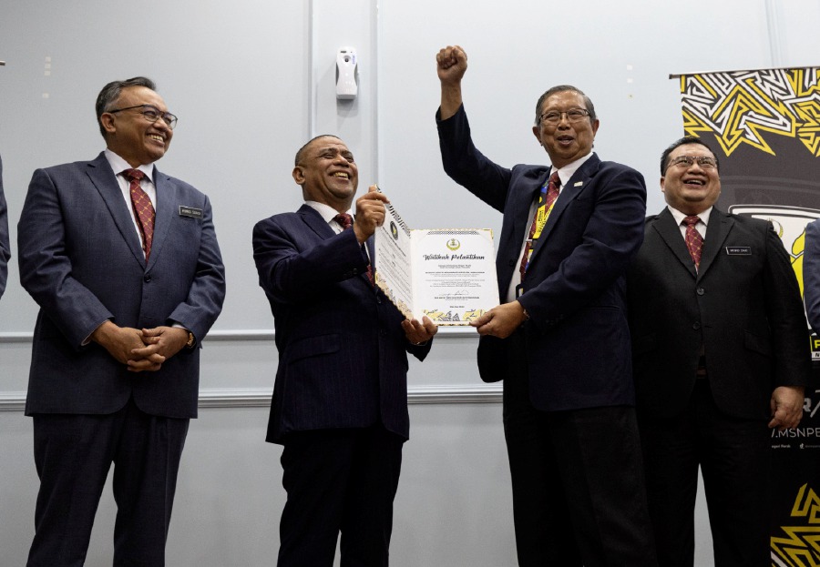 IPOH: Perak Menteri Besar Datuk Seri Saarani Mohamad (centre) presents appointment letters in conjunction with the Malaysia Games (Sukma) XXI Sarawak 2024 to State Infrastructure, Energy, Water and Public Transport Committee chairman Datuk Seri Mohammad Nizar Jamaluddin (second from right). - BERNAMA PIC
