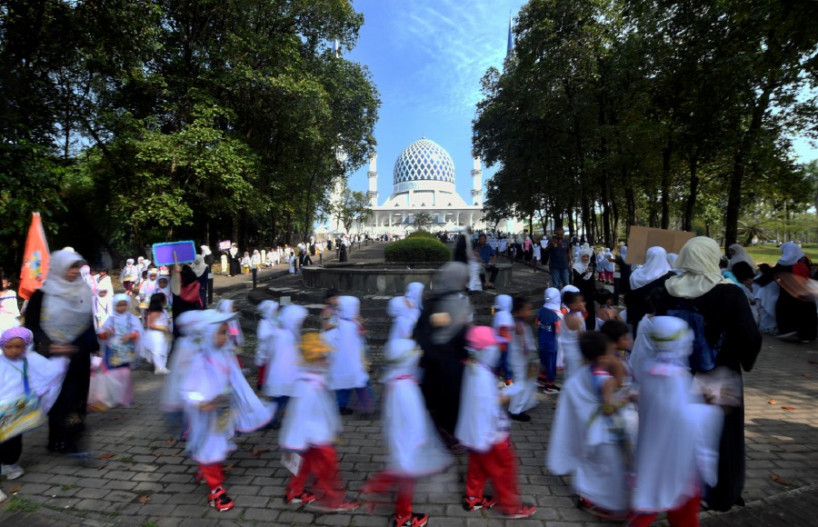 SHAH ALAM: Young ‘pilgrims’ perform ‘saie’ during the Haj Simulation Programme organised by the Persatuan Tadika Islam Malaysia (PERTIM) at Sultan Salahuddin Abdul Aziz Shah Mosque today. - BERNAMA PIC