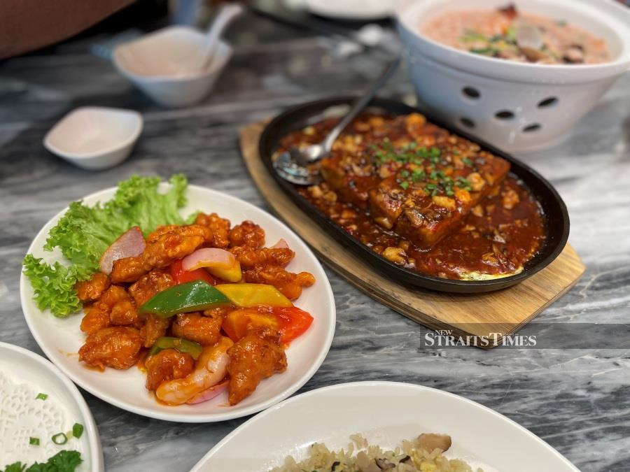 Traditional Fujian deep-fried chicken with sweet and sour sauce and Sizzling Bean Curd are must-orders. 
