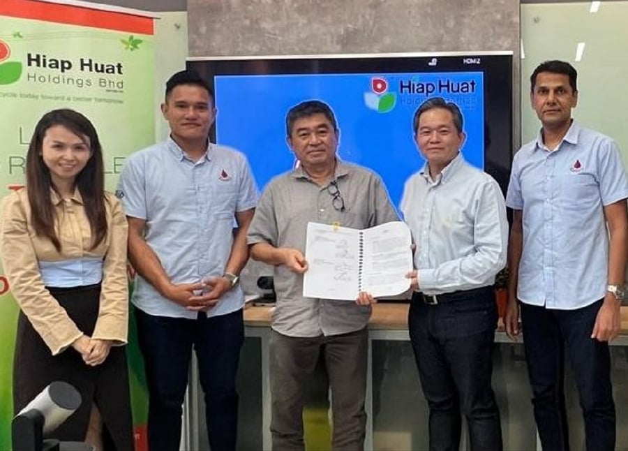Hiap Huat managing director Datuk Chan Say Hwa (third from left) and Qastalani managing director Low Seng Kern (second from left) signed the 46-year collaboration agreement.