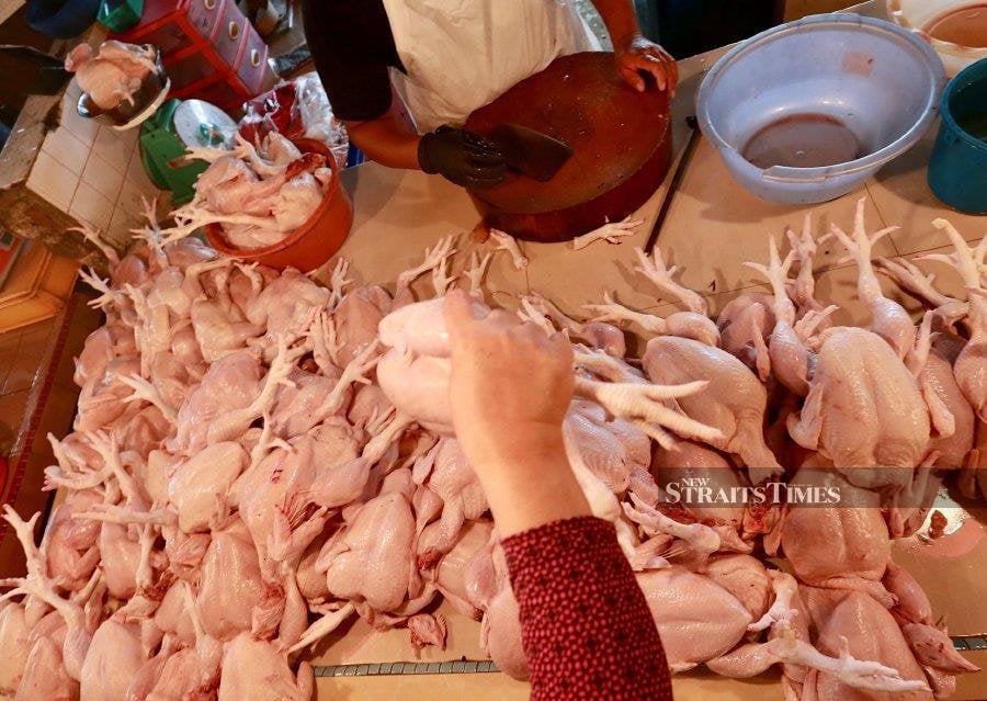 The ceiling price of RM9.40 per kg for standard chicken in Peninsular Malaysia is too high for those in the lower-income group, said the Consumers Association of Penang.  - NSTP/FATHIL ASRI