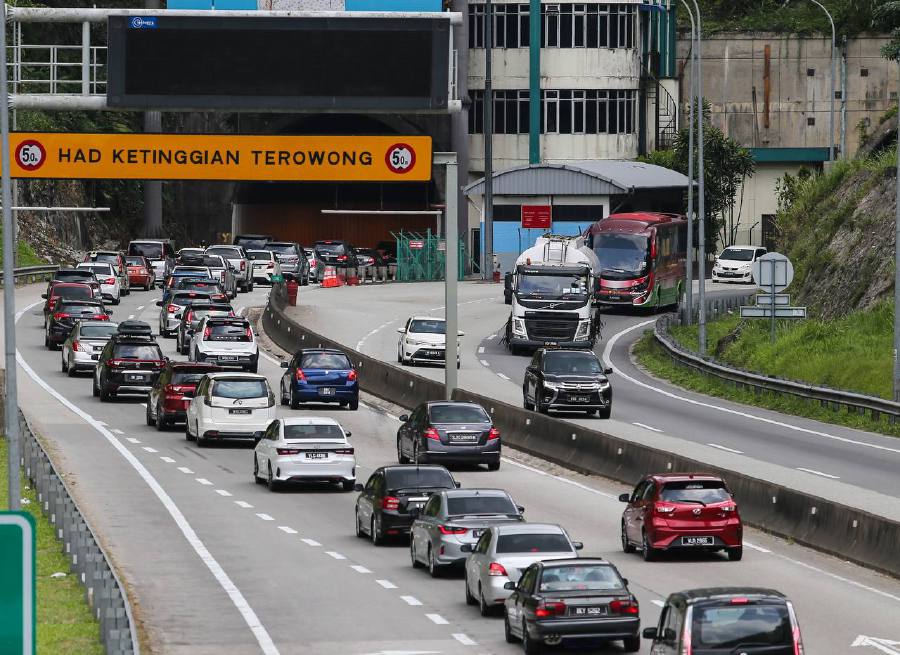 The traffic flow on the Karak Highway towards Kuala Lumpur is moving slowly before entering the Geting Sempah tunnel, as observed in the traffic flow survey on the Karak-Kuala Lumpur Highway. - NSTP/ASWADI ALIAS."