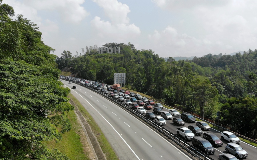 Traffic heading towards the city is reported to be congested on some of the main expressways leading into the capital, as the Hari Raya holidays end and most people return to work tomorrow. - Bernama pic