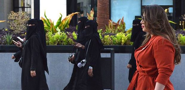 620px x 304px - Rebel Saudi women appear in public without hijab, abaya; onlookers ...