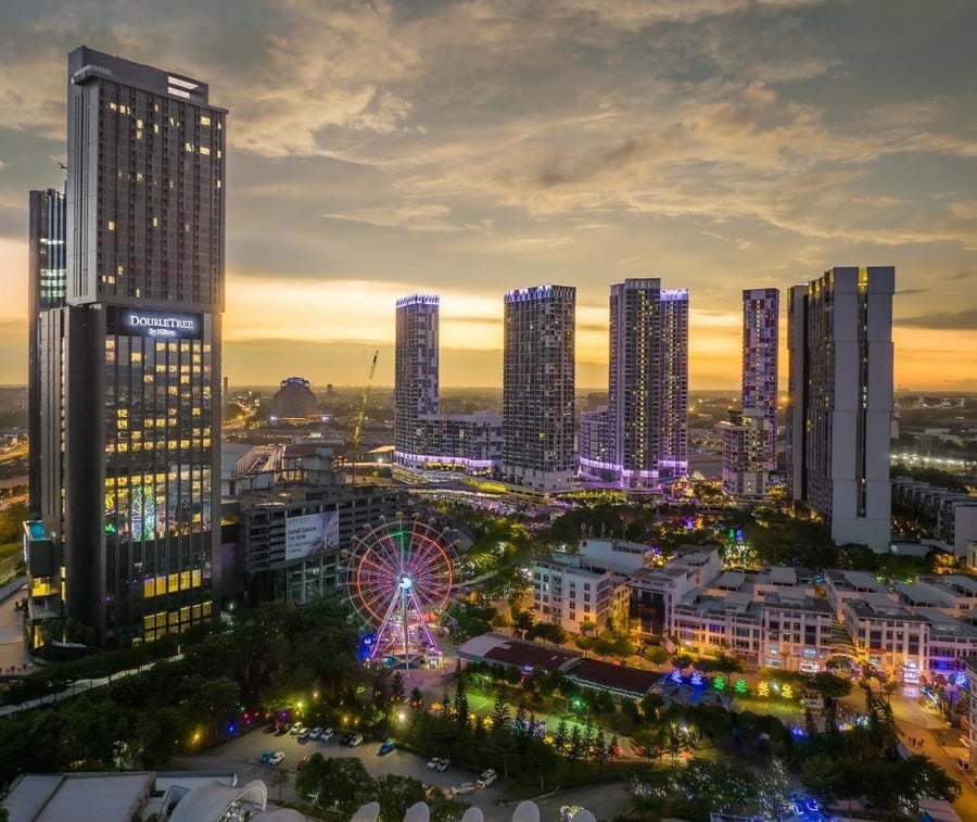 The DoubleTree by Hilton Shah Alam will open to the public on July 27, 2022, with the official opening by the Sultan of Selangor, Sultan Sharafuddin Idris Shah, on August 11, 2022.
