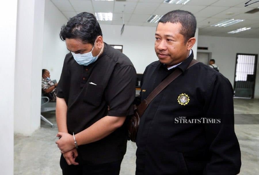 Muhammad Hilmi Zolkifli (left) seen arriving at the Kota Baru Sessions Court ahead of the trial in Kota Baru. -NSTP/NIK ABDULLAH NIK OMAR