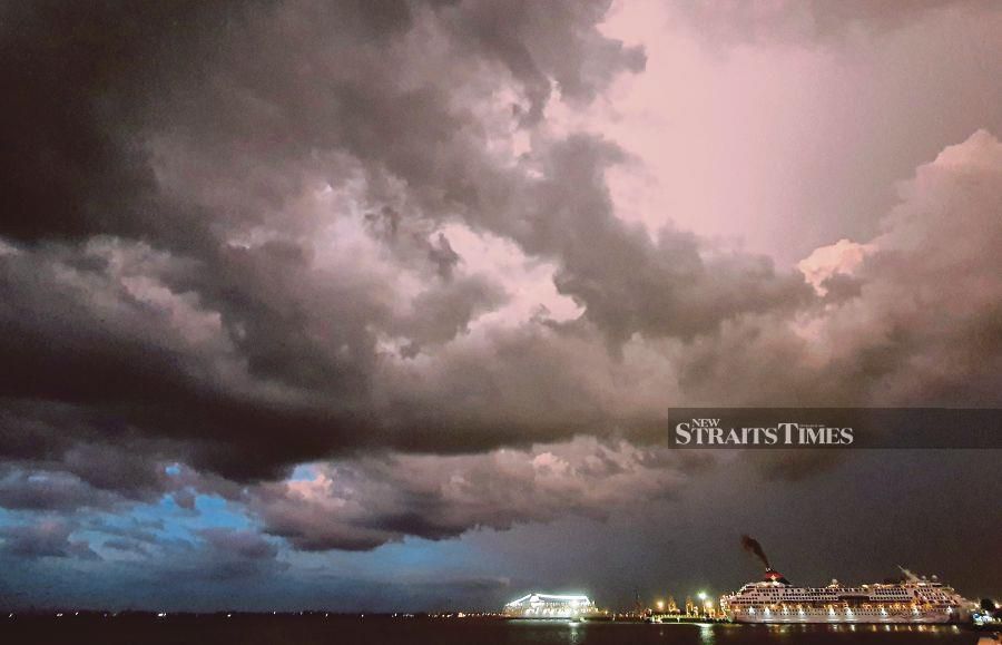 Expect thunderstorms, heavy rain and strong winds in several states today. -- NSTP FilePic