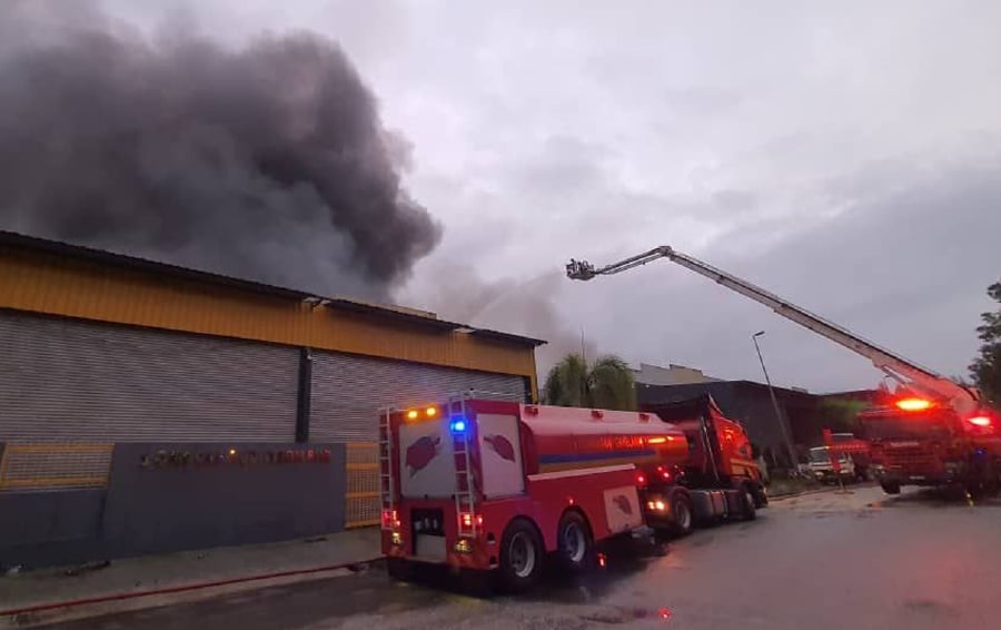 Seven factories and one warehouse were raged in a fire at the Budiman Industrial Estate, Cheras here early this morning. - Pic courtesy of bomba