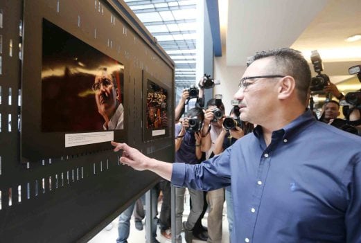  Defence Minister Datuk Seri Hishammuddin Hussein at the MH370 Photo Exhibition organised by the Foreign Correspondents Club of Malaysia (FCC) at Publika Mall, Kuala Lumpur NST/ MOHD YUSNI ARIFFIN