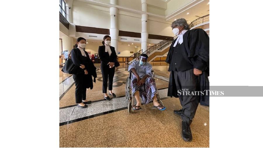 Hobalan N. Vello (second right) with his counsel Ram Singh (right), Kimberly Ye (second left) and Chen Wen Jye (left) at the court lobby after paid the bail. Hobalan claims trial in the High Court today for murdering a man in Beaufort last year. - NSTP/ERSIE ANJUMIN.