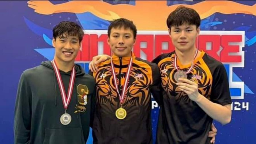 (From left) Singapore’s Jerald Lium, Malaysia’s Khiew Hoe Yean and Jayden Tan with their men’s 400m freestyle medals at the Singapore National Swimming Championships on Saturday. -- PIC FROM MSN 