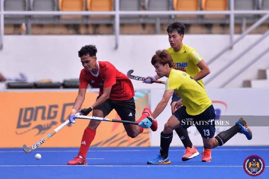 enaga (in red) in action against China's Liaoning in today's MHL match at National Hockey Stadium, Bukit Jalil. - Pic courtesy from MHC