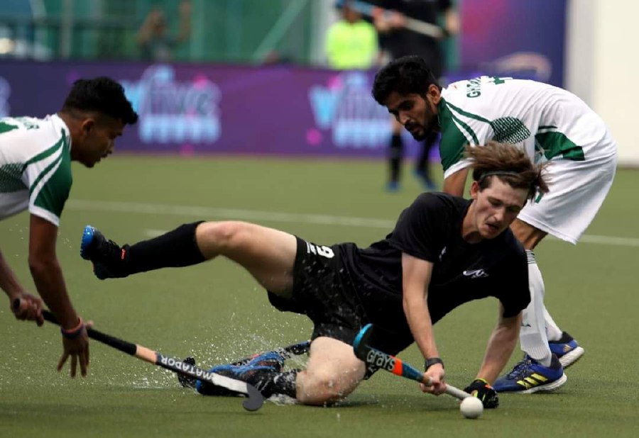 Pakistan (in white) and New Zealand in action in Saturday’s SoJC Group A match in Johor Baru. - Pic courtesy from AHF 