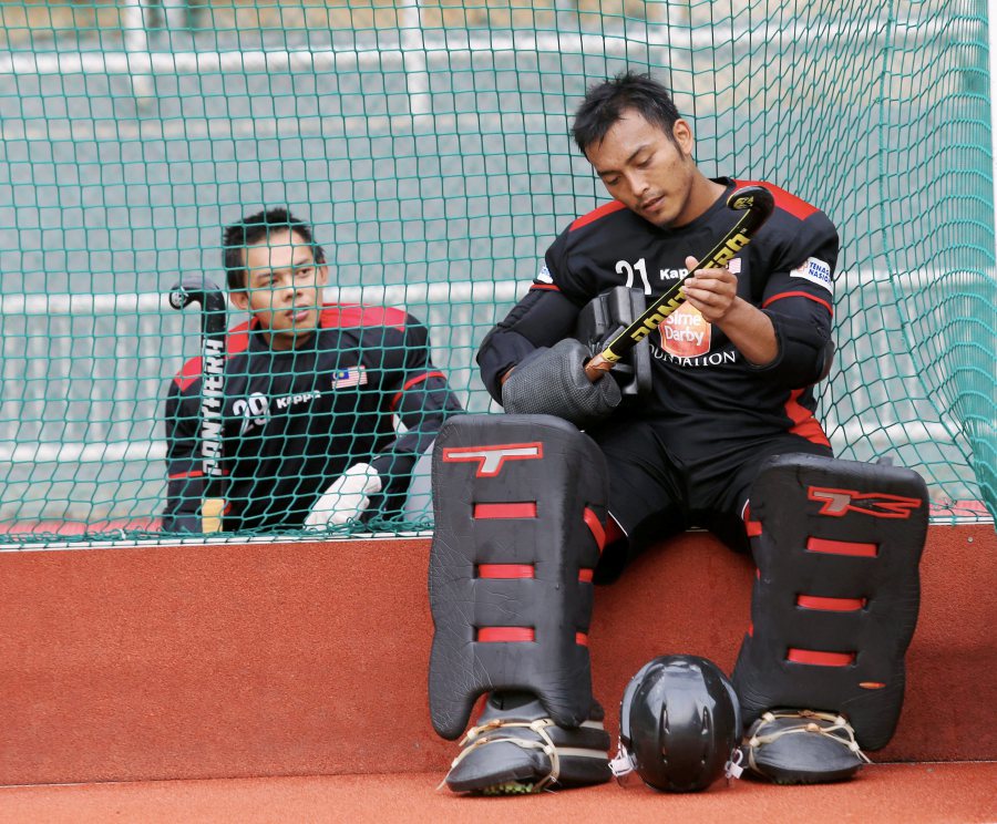 (file pix) National goalkeeper Hafizuddin Othman (right) remained optimistic that his chances of playing in the Indonesia Asian Games are still bright even though he was dropped from the Australian Tour. NSTP/HASRIYASYAH SABUDIN