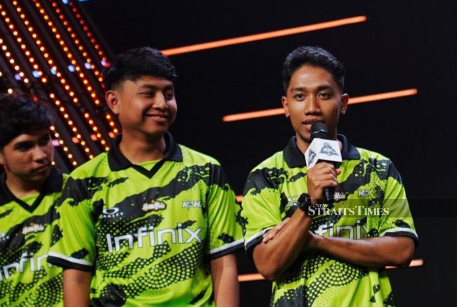 HomeBois star roamer Zul Hisham Mohd Noor (right), better known as Xorn, addresses the crowd during the second week of MPL Malaysia. 