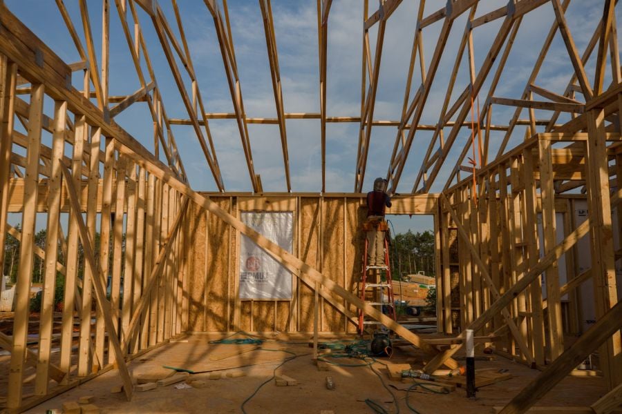 A contractor works on the roof of a house under construction in the Stillpointe subdivision in Sumter, South Carolina, U.S., on Tuesday, July 6, 2021. U.S. pending home sales unexpectedly rose in May by the most in nearly a year as low borrowing costs paired with increased listings bolstered demand. Bloomberg/photo