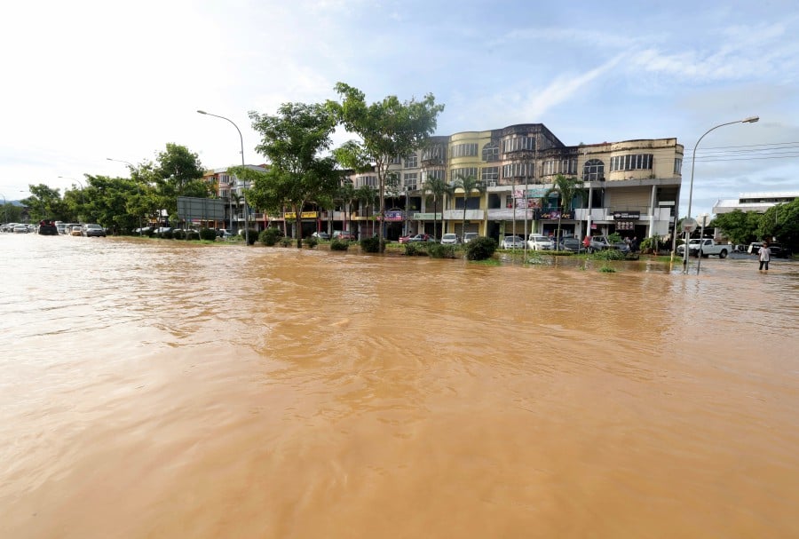 A general view of the floods in Penampang following heavy rain since yesterday. - BERNAMA PIC