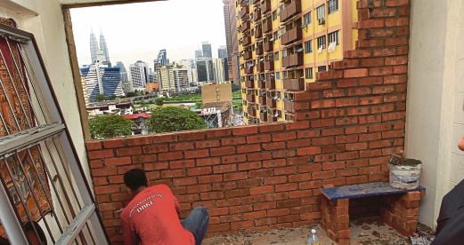 Damaged Loke Yew flat units get brick walls | New Straits Times