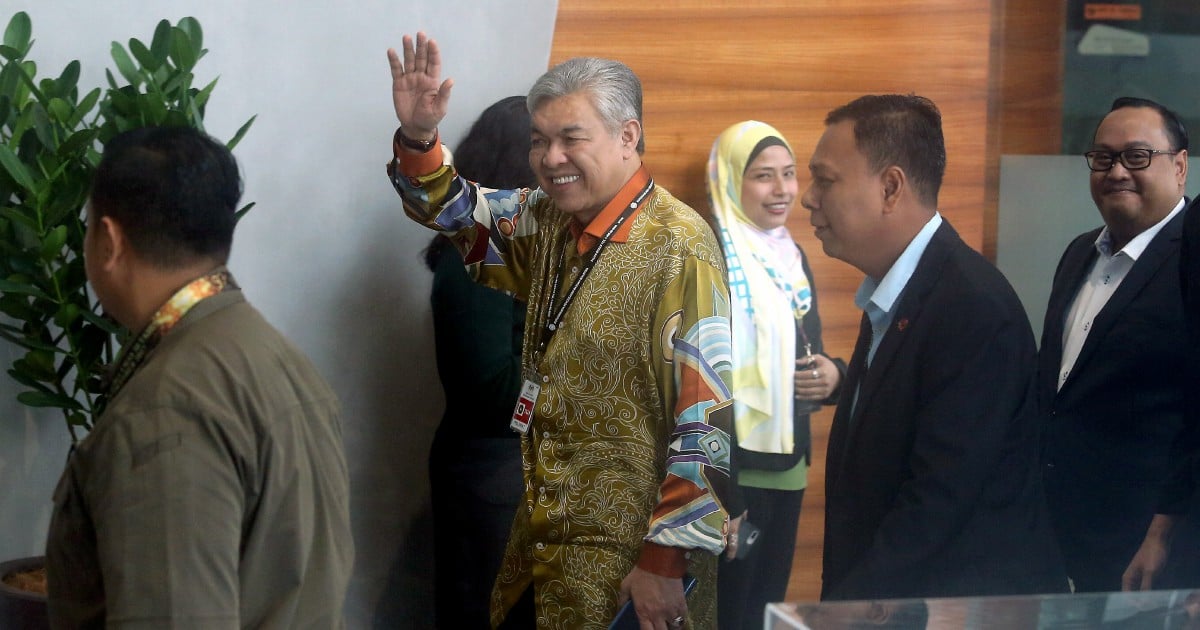 Ahmad Zahid still at MACC headquarters after five hours | New Straits Times