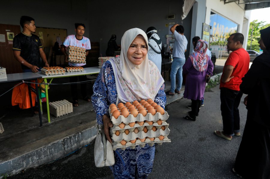 KUALA TERENGGANU: People rush to buy chicken eggs at a wholesale shop in Kampung Chabang Tiga. Some 2,500 trays of grade A, B, and C eggs were sold out within three hours. - NSTP/GHAZALI KORI