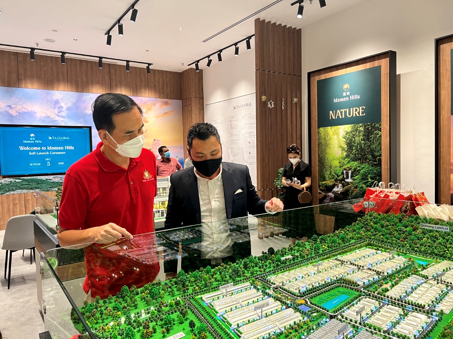 TA Global general manager Lee Yen Foong explaining to Mengkibol state assemblyman Chew Chong Sin the concept of Idaman Hills. Courtesy image