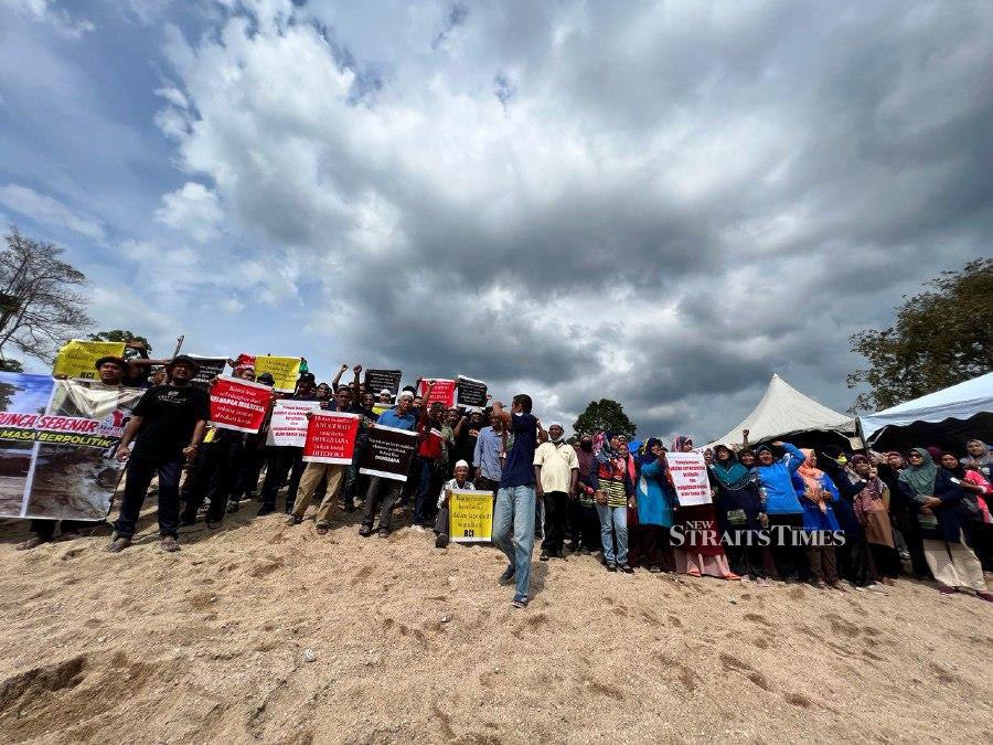 Some 300 people from 13 villages in Kupang sub-district gathered in Kampung Iboi today to voice their demand for a Royal Commission of Inquiry to investigate the July 4 destructive floods that ravaged 43 villages in Baling – Pic by  Adie Zulkifli