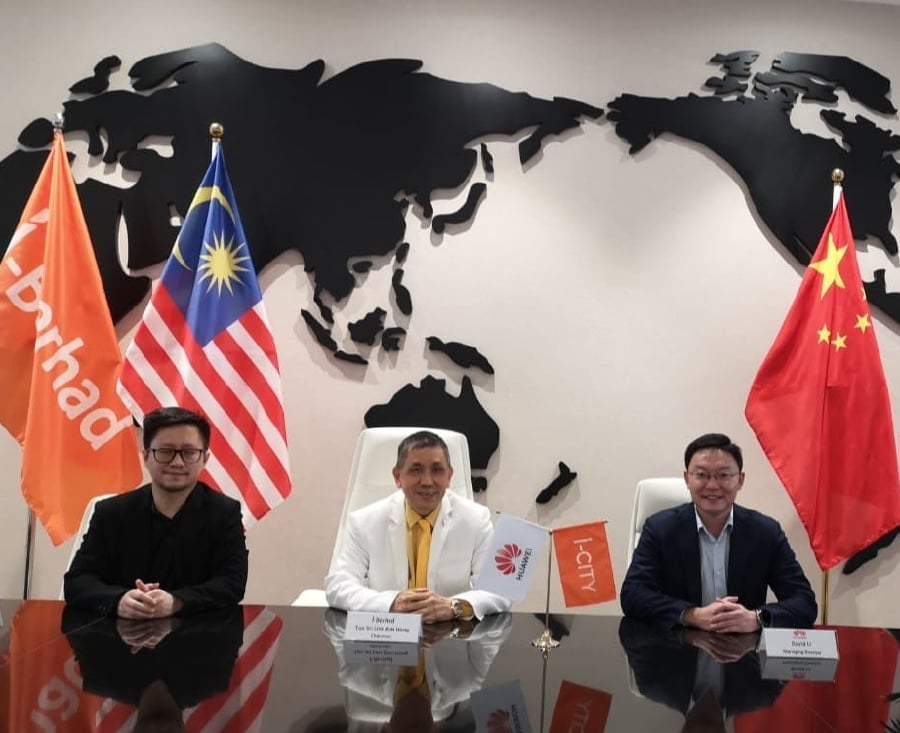 Huawei Enterprise Malaysia managing director David Li (right) and I-Berhad executive chairman Tan Sri Lim Kim Hong (centre) during a recent meeting at i-City