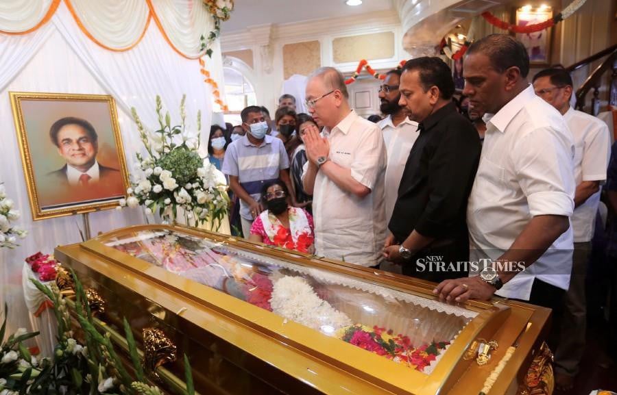 Transport Minster Datuk Seri Dr Wee Ka Siong pays his last respects to Tun S. Samy Vellu at Jalan Ipoh. - NSTP/FATHIL ASRI.