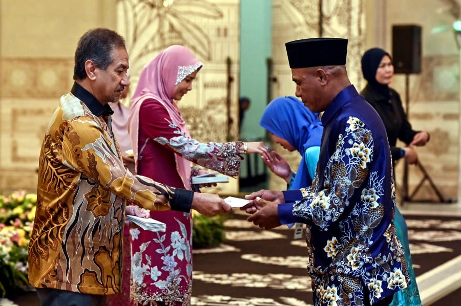 Terengganu Sultan Presents Contributions To 400 Recipients New