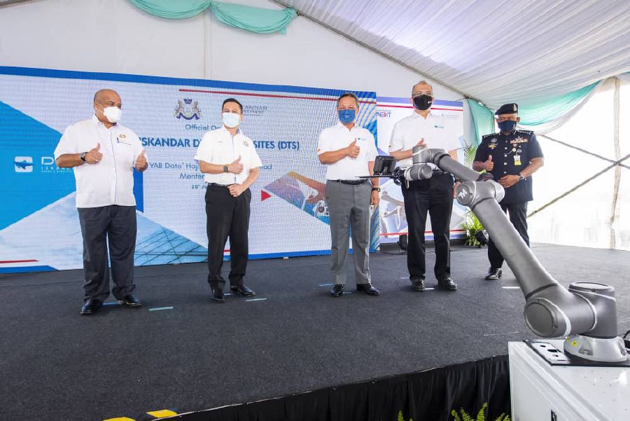 IIB president and chief executive officer Datuk Ir. Khairil Anwar Ahmad (second from left) said the company continued to be committed to drive the aspiration of the government in the development of technology and digitalisation especially drone technology. 